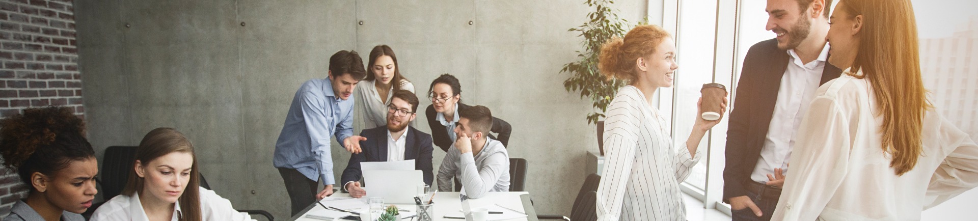 Et engageret team der deltager aktivt i en workshop