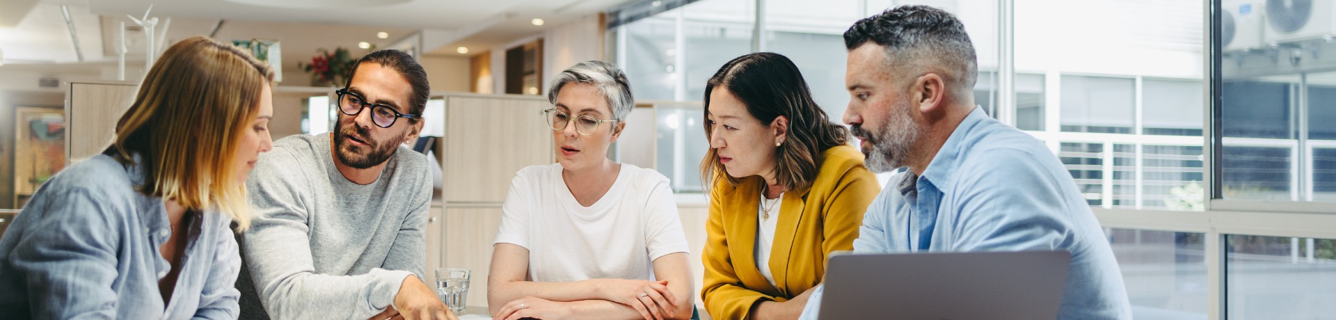 Et projektteam der samarbejder effektivt om en tidsplan ved hjælp af Belbin