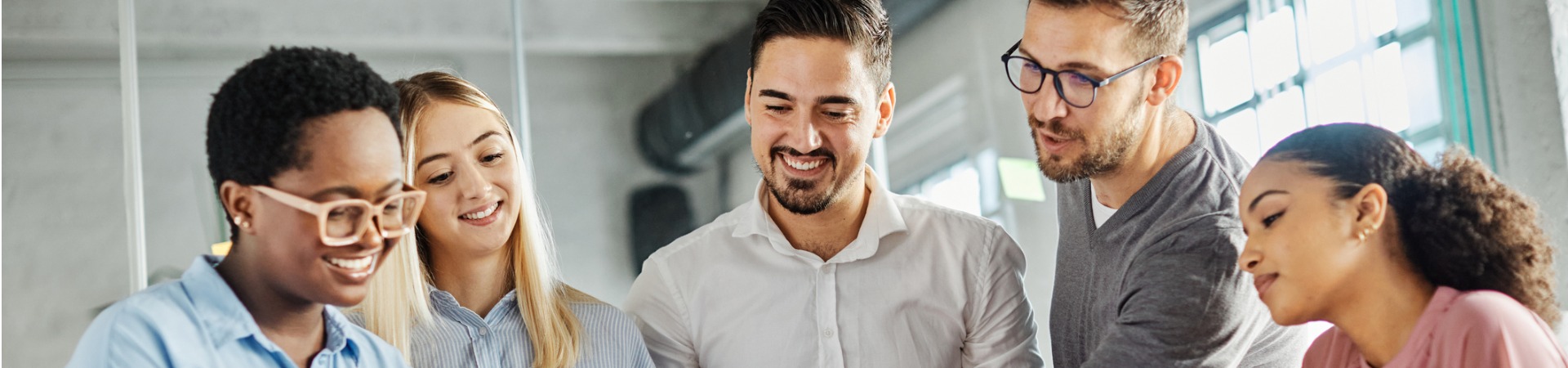 En gruppe engagerede studerende der samarbejder