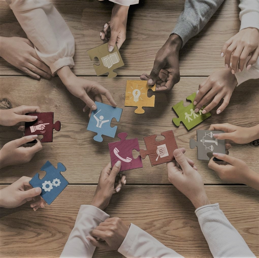 Belbin teamroller illustreret som puslespilsbrikker, der passer sammen