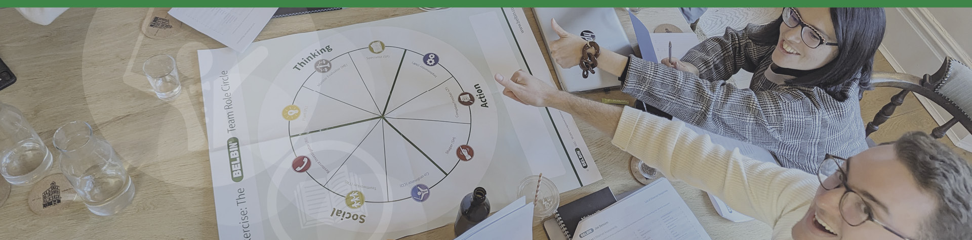 Forskellige individer, der arbejder sammen i et team og symboliserer mangfoldigheden i Belbin teamroller.