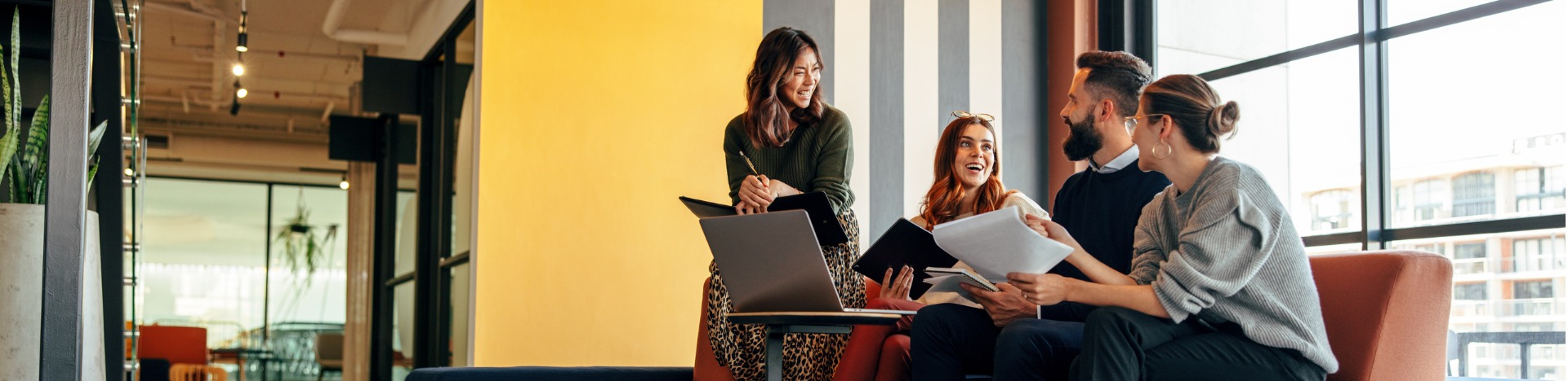 Engageret team der anvender Belbin principper for forbedret samarbejde og innovation.