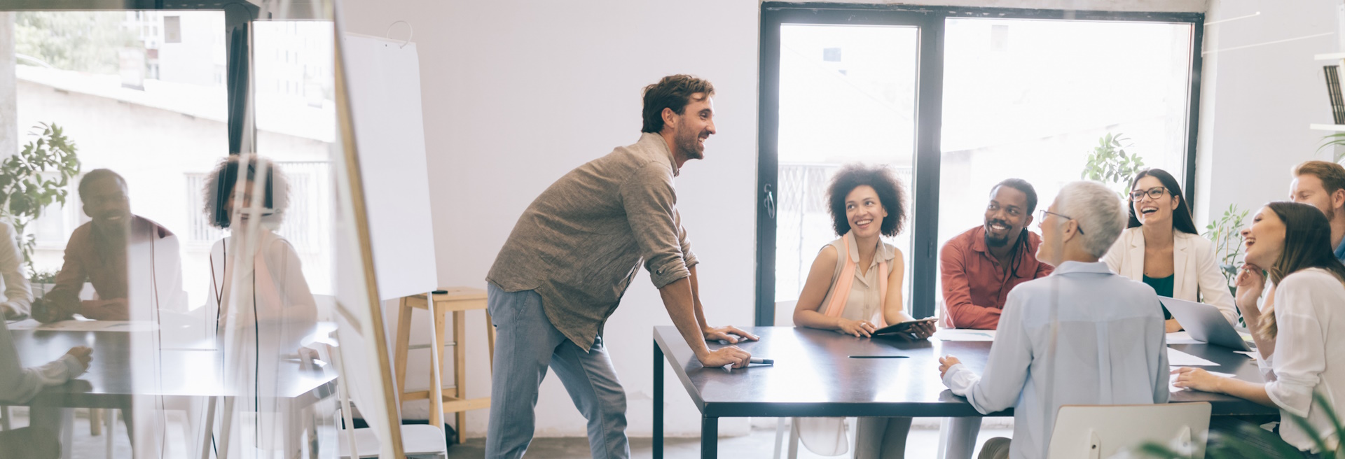 En konsulent der præsenterer en strategi for et lederteam